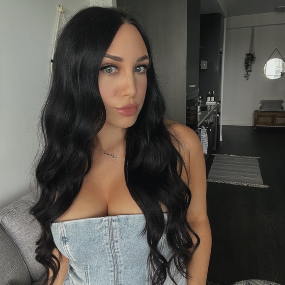 Meet Alicia ๐ธ - Picture 1 of 11